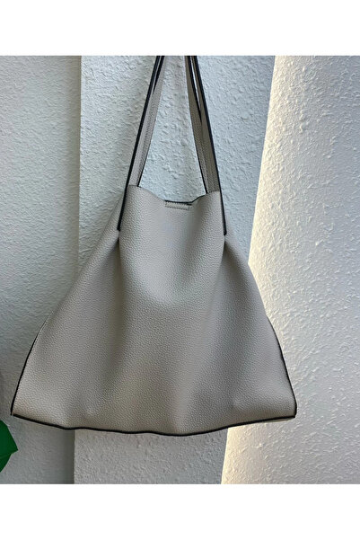 1way A leather bag with a unique design