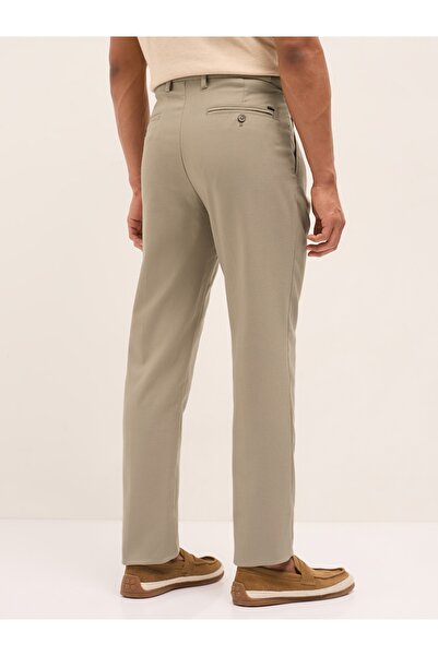 The Bear House بنطلون رجالي رسمي بقصة عادية، مصنوع من نسيج منسوج ومحكم.