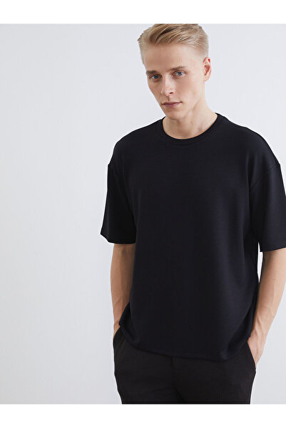 LC Waikiki قم بتكوين أسلوبك الخاص مع تي شيرت رجالي أسود برقبة دائرية من متجر UZG