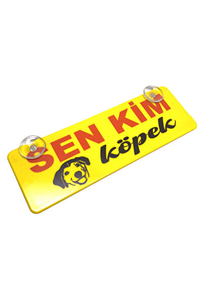 Genel Markalar Sen Kim Köpek Yazılı Sarı Dekor Plaka Vantuzlu Cam Süsü 22x7.5cm