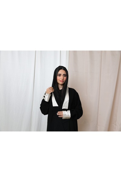 Leatherthreads عباية سوداء بتصميم عصري ولمسات بيضاء أنيقة