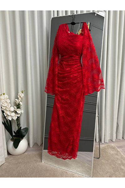 Elora Scarlett's red dress with royal lace