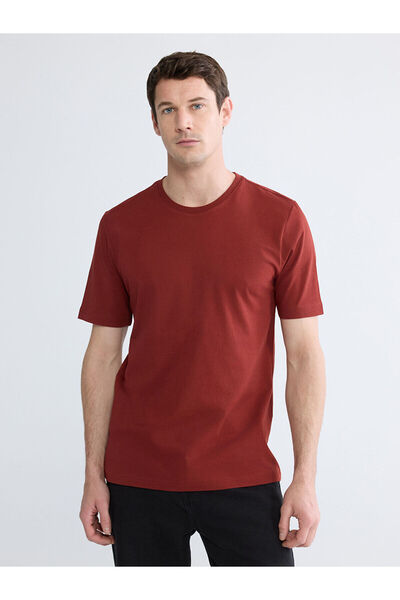 LC Waikiki قم بتكوين أسلوبك الخاص مع تي شيرت رجالي من القطن الممشط ذو ياقة دا...