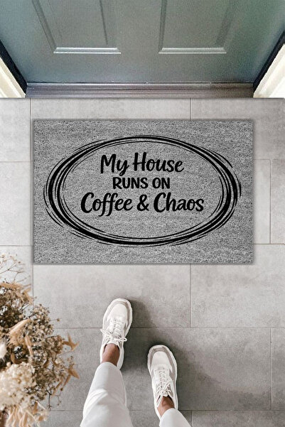 Rugmood طباعة رقمية حديثة - مكتوب عليها: My House Runs on Coffee & Chaos - سج...