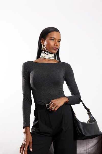 5in1Canpolat بلوزة شفافة بياقة قارب ولون أنثراسيت لامع 26274