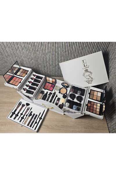 Lora Laura's beauty box is distinguished by its distinctive and varied colors...