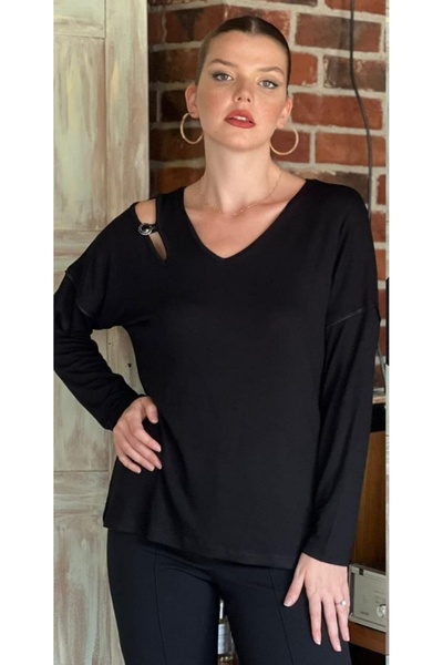 ZARİF STOREE بلوزة نسائية بتفاصيل أزرار وفتحة عند الرقبة