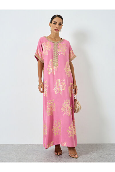 Take Two By Styli جلابية نسائية مطبوع برقعة ذهبية مزينة بنقشة شجرة.