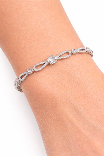 femline سوار نسائي فضي اللون مع تفاصيل حجرية لامعة على شكل لانهائي