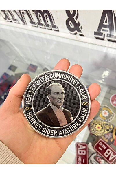 Silyon Askeri Giyim كل شيء ينتهي ويصبح جمهورية دائمة، مكتوب عليها أتاتورك بيش.