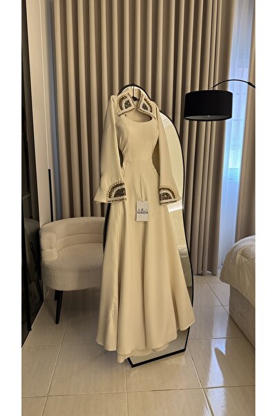 Nareen Fashion An elegant dress with a sophisticated cut that beautifully acc...