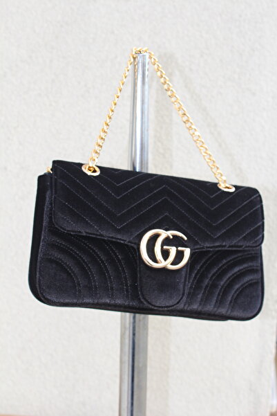 Yama Yagi حقيبة نسائية مبطنة بالمخمل مع تفاصيل إكسسوارات ذهبية