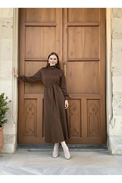 ISTANBUL STYLES Kadın Kemer Detaylı Boğazlı Yaka Uzun Kışlık Elbise – Kahverengi