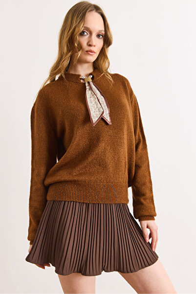 Olalook Kadın Kahverengi Fular Detaylı Yumuşak Dokulu Triko Kazak KZK-19001132