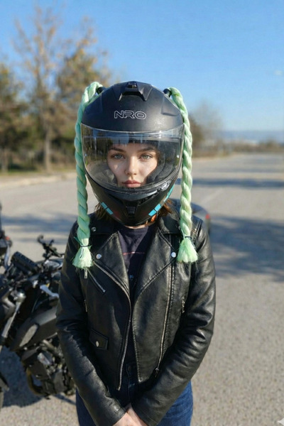 Beta motorsiklet motor yeşil kask saçi örgülü