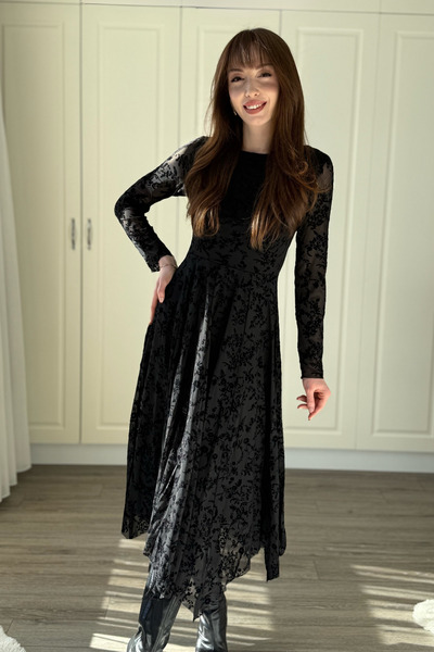 Dilay Gökoğlu Butik Kadife Çiçek İşlemeli Asimetrik Etek Midi Elbise