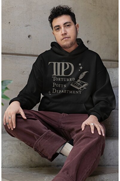 Fuddy Moda سويت شيرت للجنسين من The Tortured Poets Department مكتوب عليه بغطا...