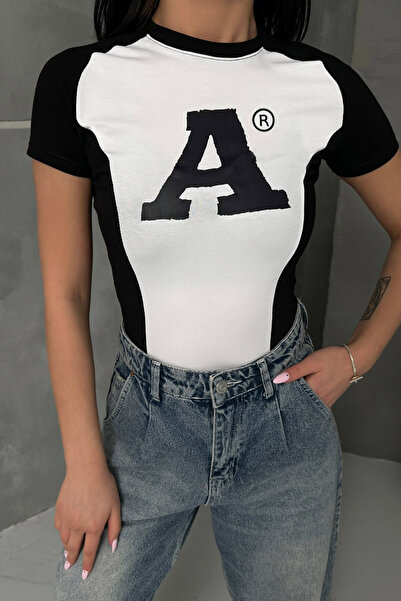 İlayda Toprak Μπλουζάκι με στάμπα Ar και λεπτομέρεια στο λευκό μανίκι