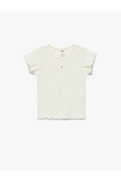 Koton Памучна тениска с къс ръкав, кръгло деколте и флорални бродерии.