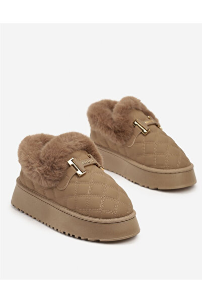 Shoes Women's brown fur slippers. P10