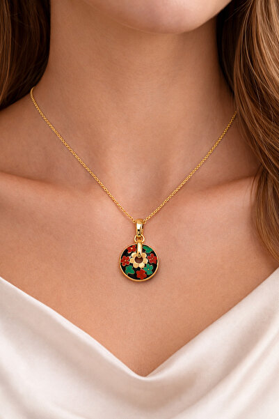 Tasarım قلادة نسائية مستديرة باللون الذهبي مع شكل زهرة مينا ملونة