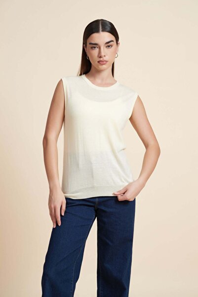 Yola Sleeveless Plain Blouse