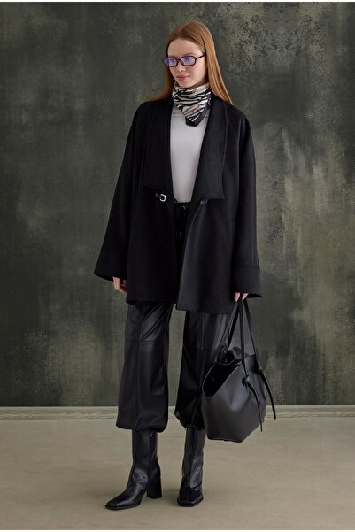 HEQA Belt detailed coat black