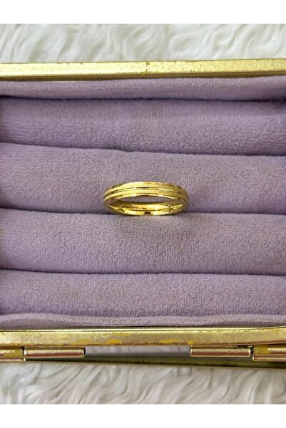 BY YASİN TOPÇU 💍   خاتم كلاسيكي ذهبي اللون تفاصيل مخططة – مقاس 16 ✨