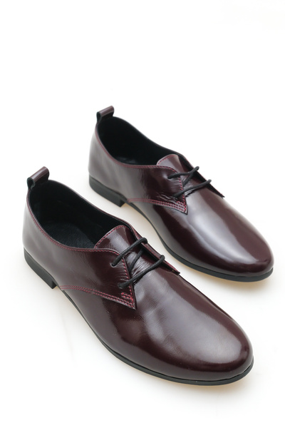 GNS Shoes حذاء باليه نسائي من الجلد الطبيعي باللون الأحمر الداكن من COMO مصنوع من الجلد اللامع ومزين بأربطة
