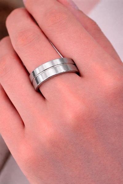 BY YASİN TOPÇU 💍   Minimal Shiny Striped Detail Ring – Size 16 ✨