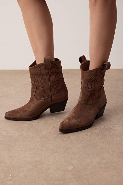 TRENDYOL SHOES Светлокафяви дамски ботуши от велур TAKAW26BO00066