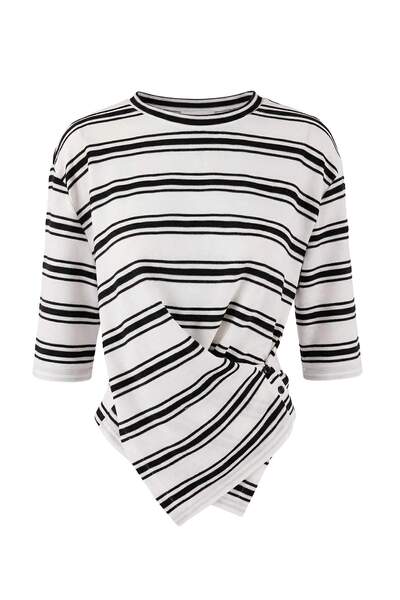 ترينديول كوليكشن بلوزة محبوكة ذات مظهر تريكو مريح بأكمام منخفضة وخطوط إيكرو T...