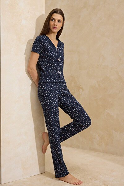 Trendyol Collection Marineblaues Pyjama-Set aus 100 % Baumwolle mit Blumenmus...