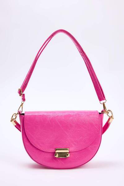 TRENDYOL SHOES حقيبة كتف نسائية للمدينة بتفاصيل مشبك معدني وردي اللون TAKAW26...