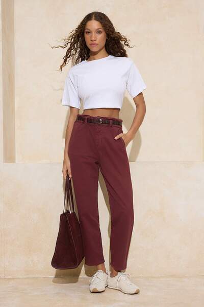 Trendyol Collection Дънки с висока талия и бордо колан TWOAW26JE00300