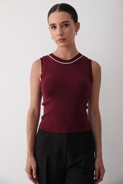 JASTE قميص نسائي بدون أكمام بياقة دائرية وتفاصيل حجرية باللون العنابي