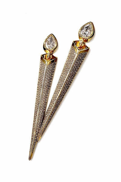 Sense of Atelier أقراط رابو آيس داغر المرصعة بالأحجار