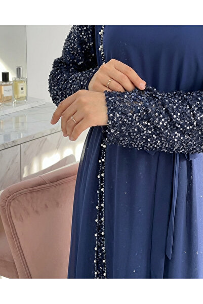 HİJABAYA Βραδινό φόρεμα από σιφόν με παγιέτες και ζώνη στα μανίκια