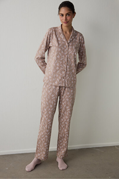 Penti Beigefarbenes Flower Time Pyjama-Set aus Baumwolle mit Hemdkragen und l...