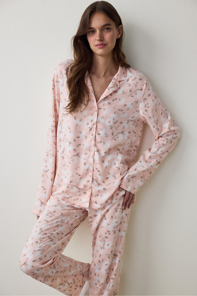 Penti Hellrosa Ellie-Pyjama-Set mit Blumenmuster, Hemdkragen und langen Ärmeln