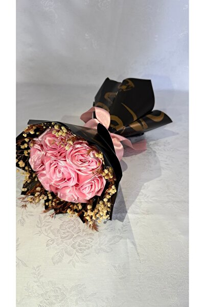 Çiçek Atölyesi Sevgiliye Özel 7’li Pembe Solmayan Gül Buketi – Siyah Ambalajl...