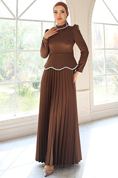 Olcay Plissiertes Satin-Hijab-Abendkleid mit Stein- und Perlendetails, BRAUN ...