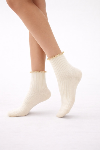 Katia&Bony Дамски чорапи в цвят екрю - накъдрени глезени и блестящи детайли