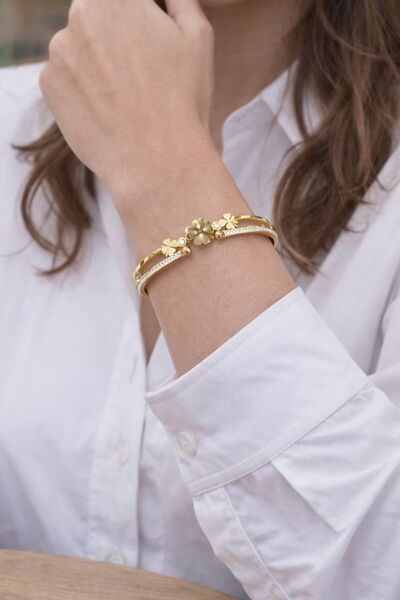 BY YASİN TOPÇU 🌼✨ Altın Renk Çiçek Motifli Zarif Bileklik