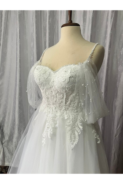 AYŞE KOÇYİĞİT فستان زفاف ماكسي هيلين شفاف مع تفاصيل رش اللؤلؤ على الكتف