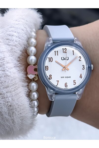 Q&Q ساعة يد للفتيات بسوار سيليكون رمادي اللون مناسبة للاستخدام في حمام السباح...