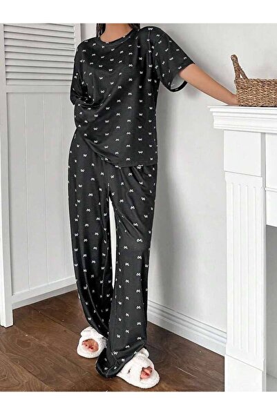 MİMİ PİJAMA طقم بيجامة نسائي بأكمام قصيرة مع فيونكة بيضاء صغيرة مدخنة