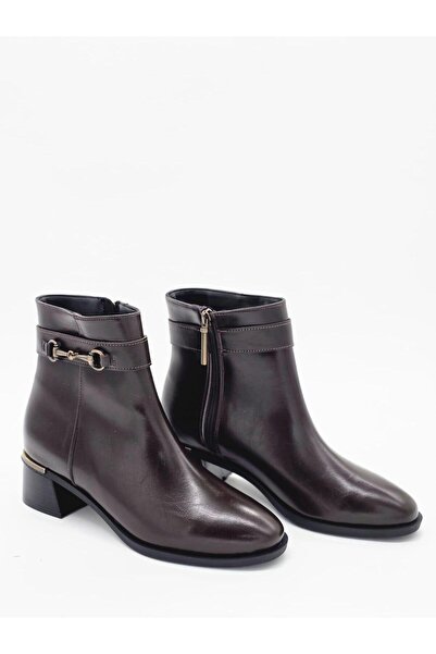 Luvesta Shoes حذاء بني بتفاصيل ذهبية