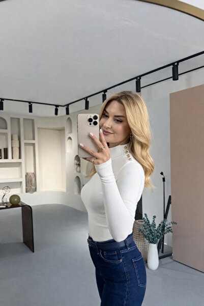 Sezgi Tekin تفاصيل زر على الكتف ياقة مرتفعة متوسطة الطول بلوزة إكرو