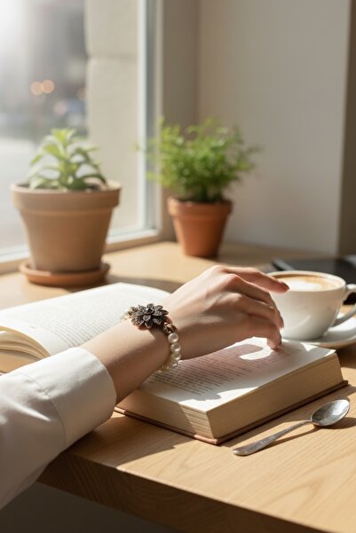 FAYRA ACCESSORIES Zirkon Taşlı Çiçek Figürlü İnci Bileklik